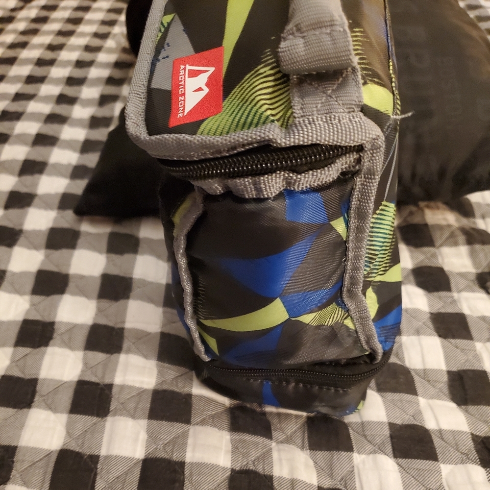 Arctic Zone two compartment kids lunch insolitated lunch bag.